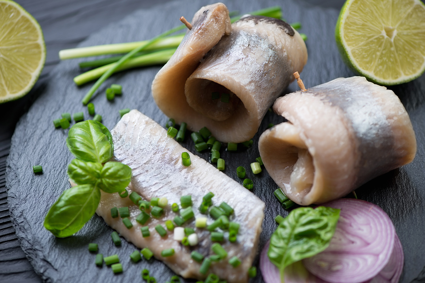 Соленая сельдь кусочки