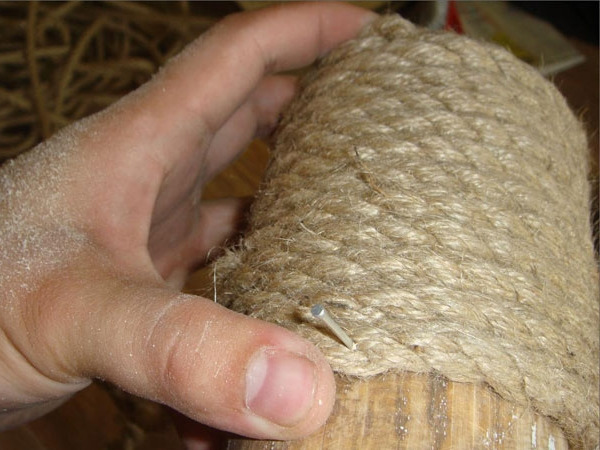 Когтеточка столбик своими руками, как надо делать намотку.