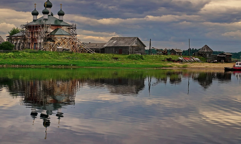 Старая деревня, церковь, Кенозерский национальный парк, берег озера Кенозеро летом на закате