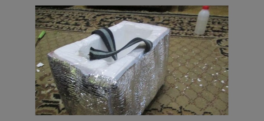 Приклейте изоляционный материал к коробке.