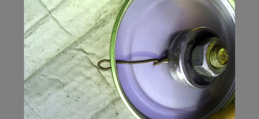 Вставьте винт в центр отверстия.