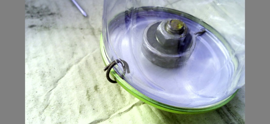 Просверлите отверстия в пластике под ним.