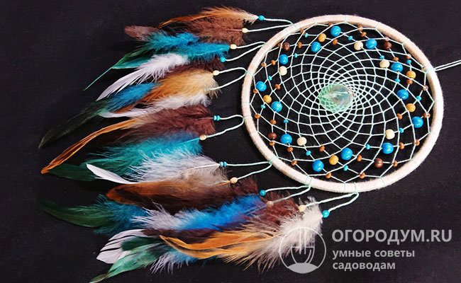 Рукодельницы используют расписные перья в оригинальных изделиях, например «Ловец снов»