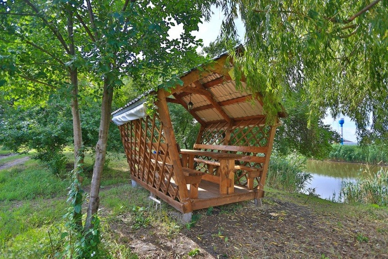 Уютные беседки утопают в зелени Уютные беседки утопают в зелени