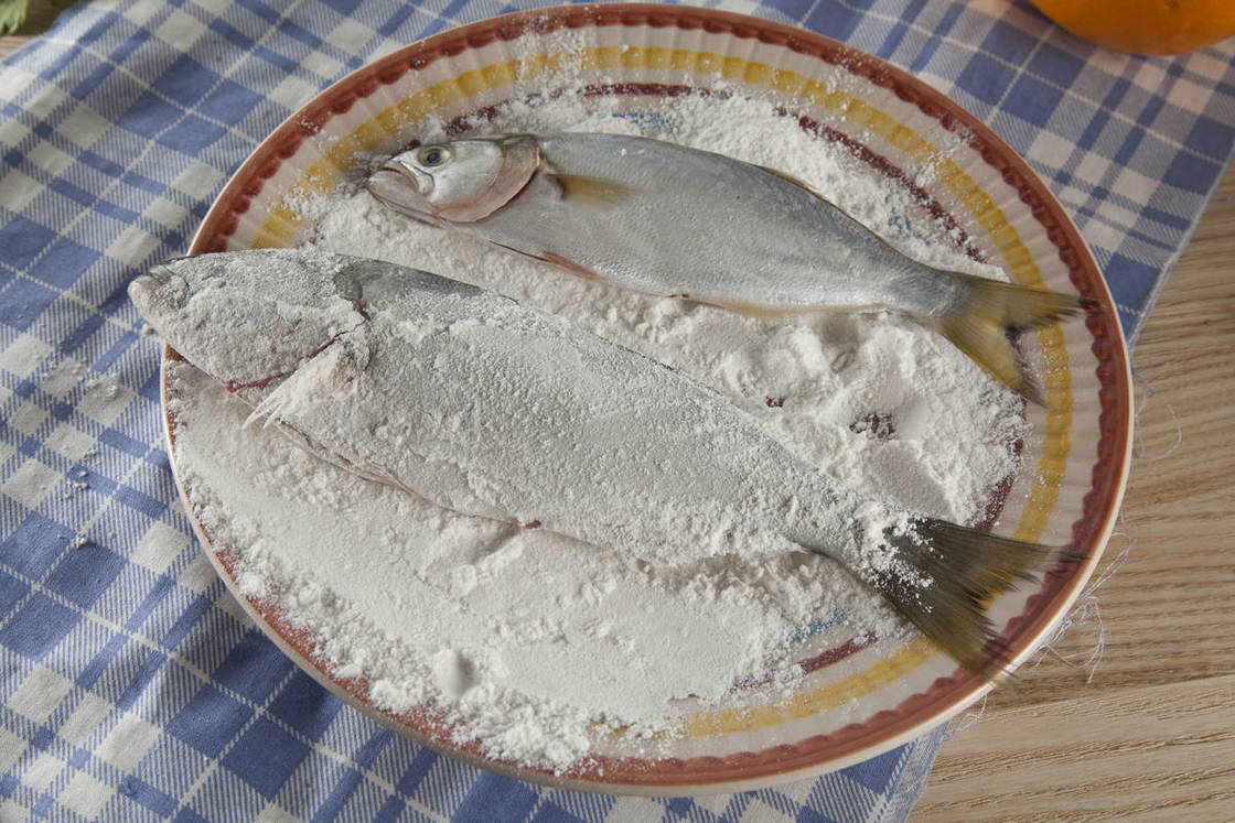 Жареный луфарь с апельсинами и чесноком, шаг 3/5