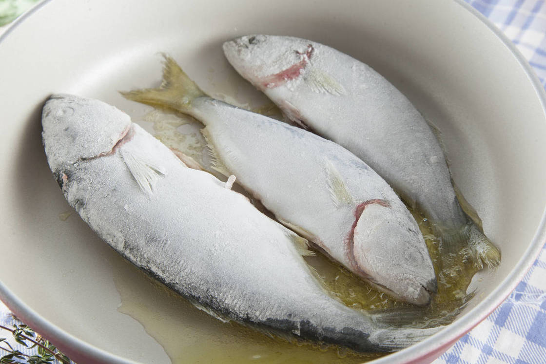 Жареный луфарь с апельсинами и чесноком, шаг 4/5