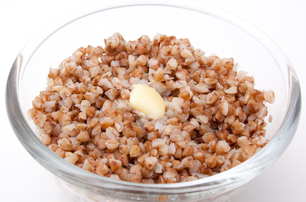 Можно ли собакам кукурузу и кукурузную кашу, и как лучше давать: вареную или сырую