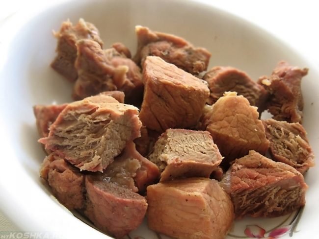 Вареное мясо на белой тарелке