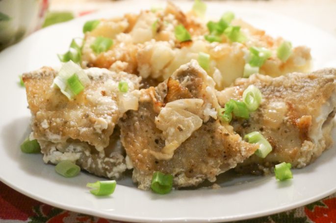 Тушеный берш с луком под сырной корочкой