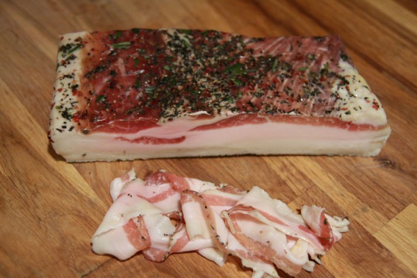 Сало Лардо производится из ограниченного списка пород