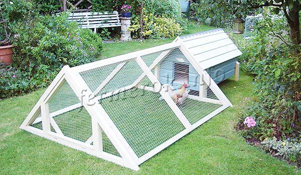 Выгул делается просторный с сетчатым ограждением