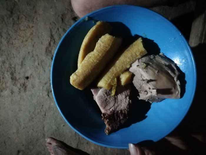 Блюдо на тарелке — мясо и бананы