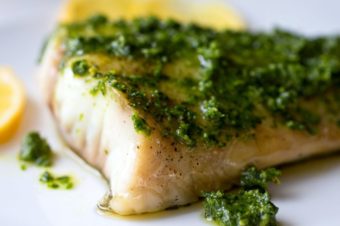 Конгрио на пару под соусом