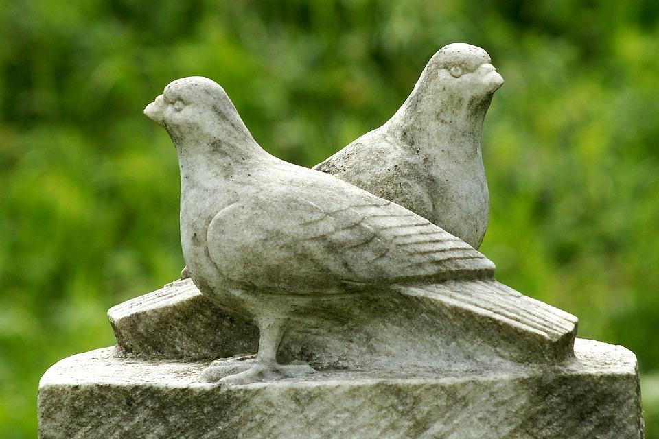 Голуби - скульптура