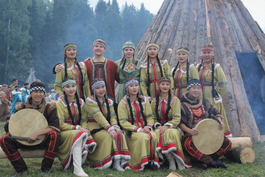 В тайге живет много людей