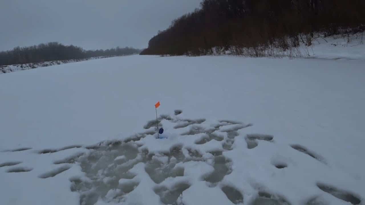 Рыбалка зимой с ночевкой: домашний быт в палатке, ловля плотвы, судака, налима ночью