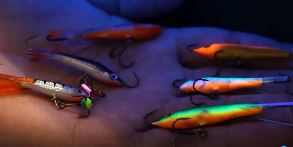 Рыбалка зимой с ночевкой: домашний быт в палатке, ловля плотвы, судака, налима ночью