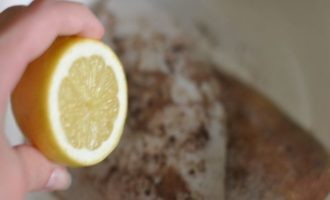 сбрызните рыбу лимонным соком