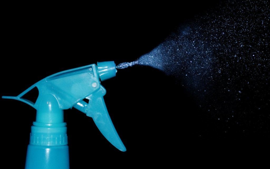 Опрыскивание террариума из пулверизатора