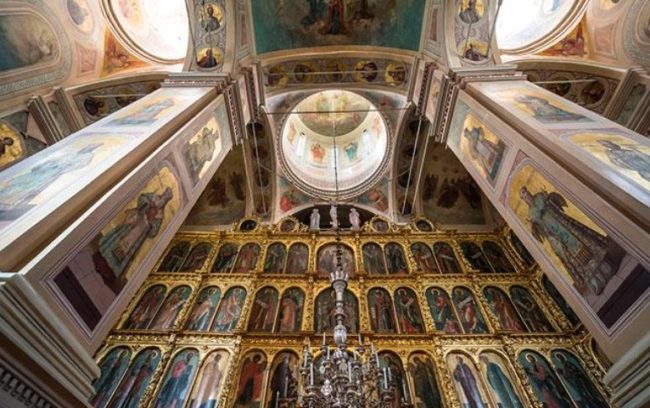 Рядом с храмом находится колокольня