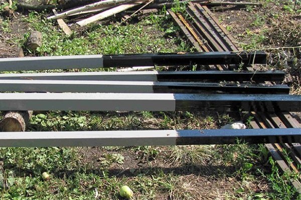 Часть опоры покрыта битумом