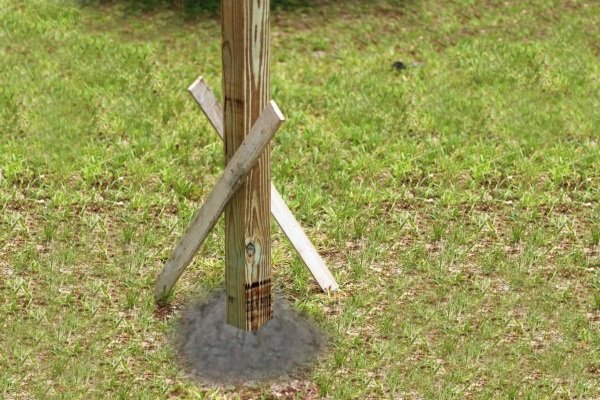 Установка опоры для столба забора